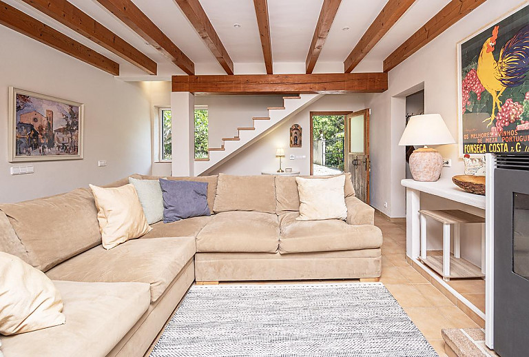 Wohnzimmer mit Terrasse und Couch