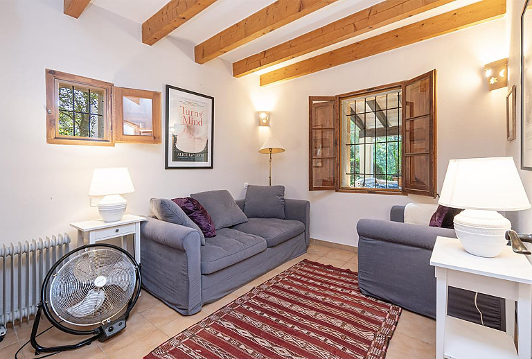 Wohnzimmer mit Fenster und Couch