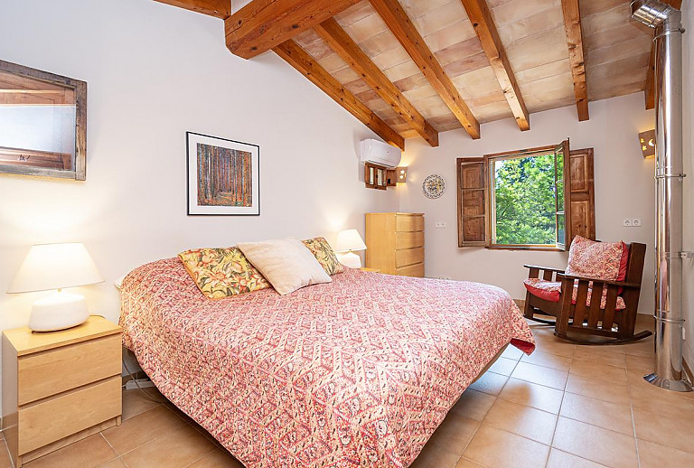 Schlafzimmer mit Doppelbett und Kommode