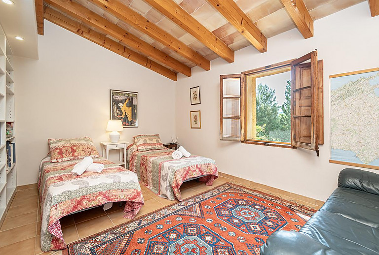 Schlafzimmer mit Einzelbetten und Fenster