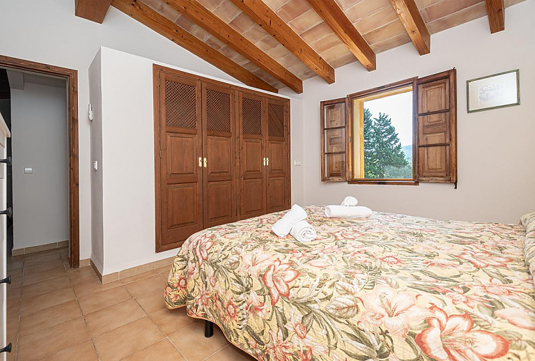 Schlafzimmer mit Doppelbett und Kleiderschrank