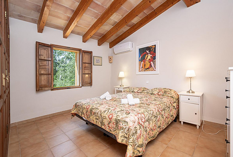 Schlafzimmer mit Doppelbett und Fenster