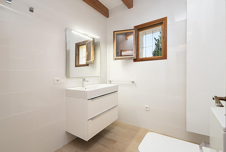 Badezimmer mit Waschbecken und WC