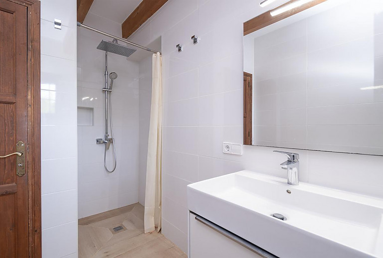 Dusche und Waschbecken im Bad