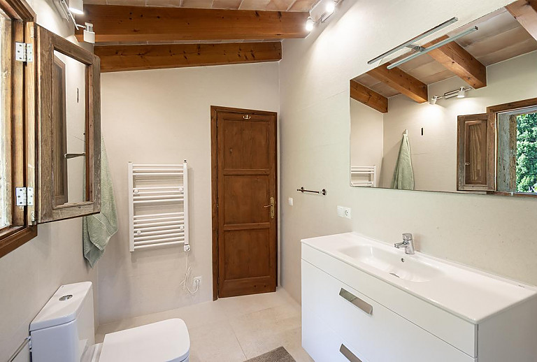 Badezimmer mit Waschbecken und WC