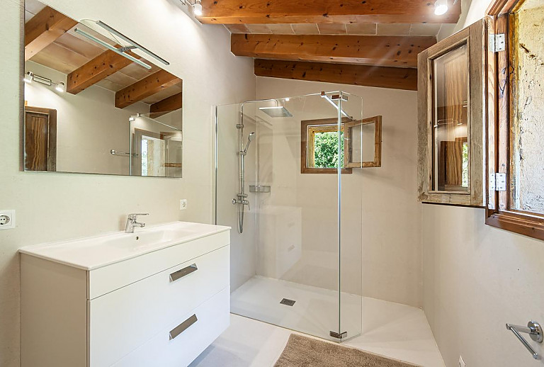 Bad mit Waschbecken und Dusche