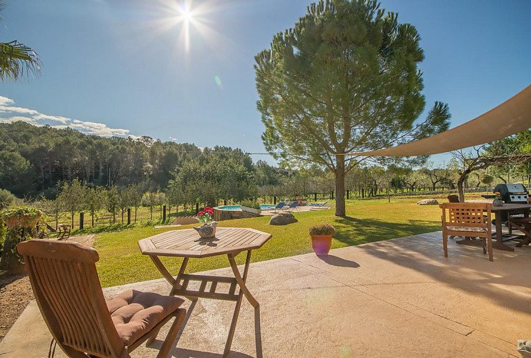 Terrasse mit Blick in den Garten und auf den Pool