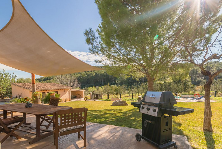 Terrasse mit Sonnensegel und Gasgrill