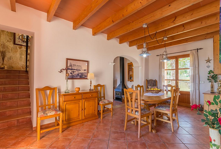 Wohnzimmer mit Tisch und Stühlen