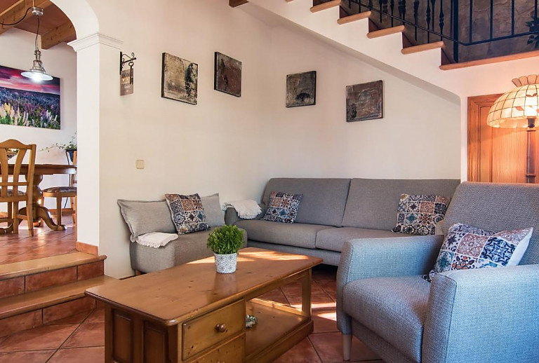Wohnzimmer mit Couch und Tisch