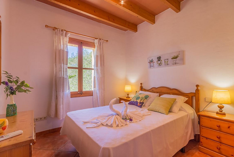 Schlafzimmer mit Doppelbett und Nachttisch