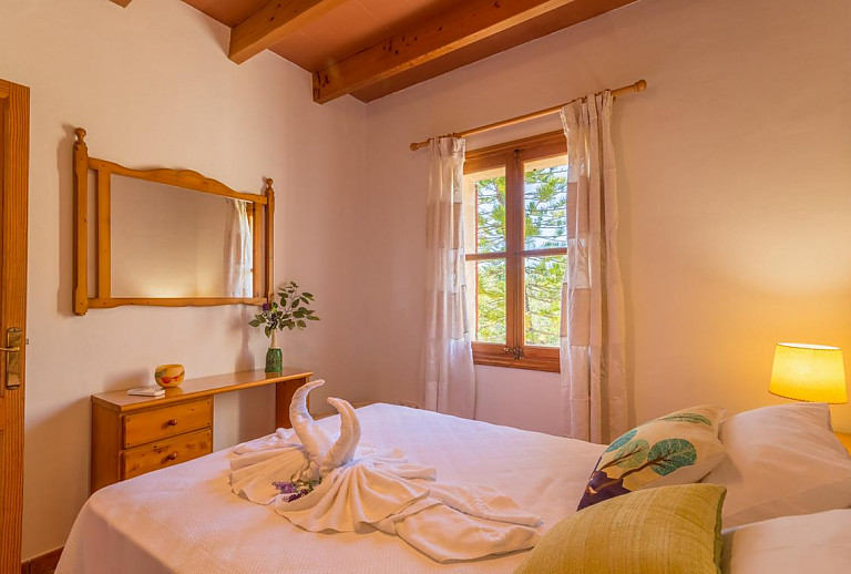 Schlafzimmer mit Doppelbett und Spiegel