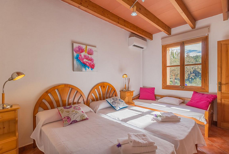Schlafzimmer mit Einzelbetten und Fenster