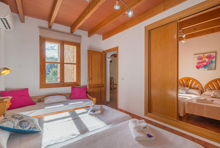 Schlafzimmer mit Einzelbetten und Kleiderschrank