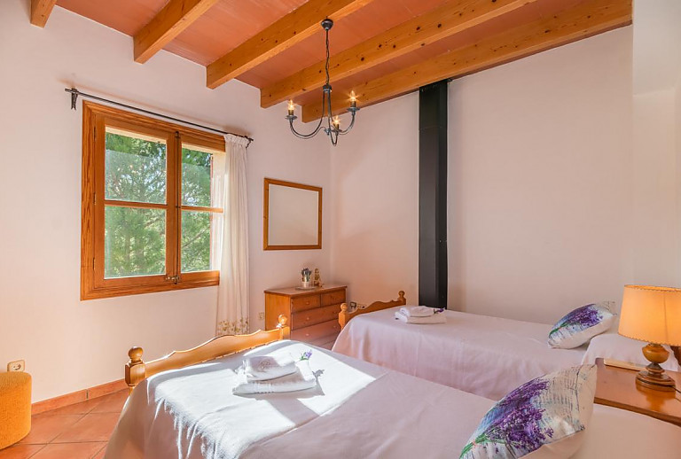 Schlafzimmer mit Einzelbetten und Fenster