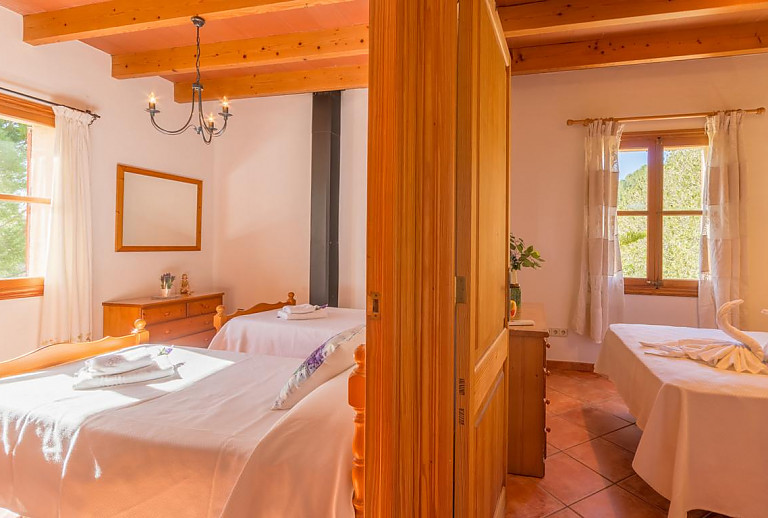 Schlafzimmer mit Doppel und Einzelbett