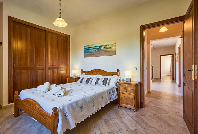 Schlafzimmer mit Doppelbett und Kleiderschrank