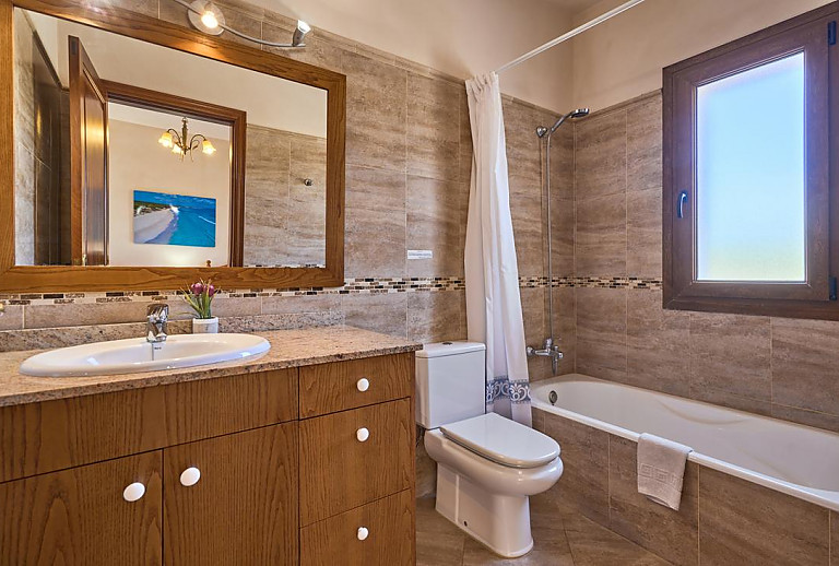 Badezimmer mit Wanne und WC