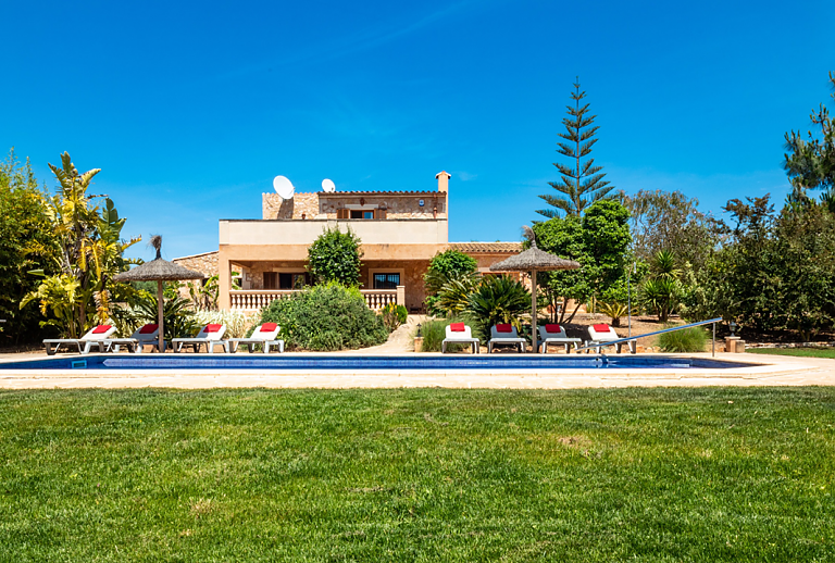 Poolbereich mit Rasenfläche vor der Finca