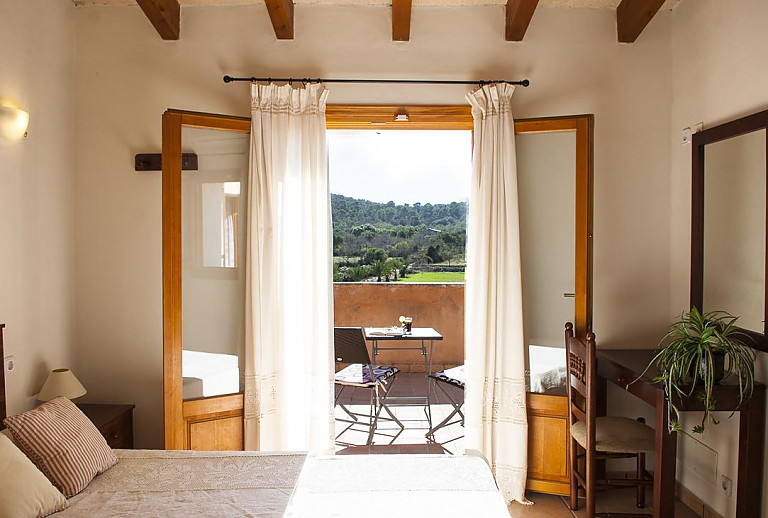 Schlafzimmer mit Doppelbett und Balkon