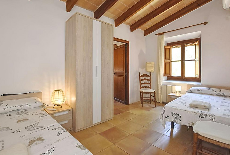 Schlafzimmer mit Einzelbetten und Fenster