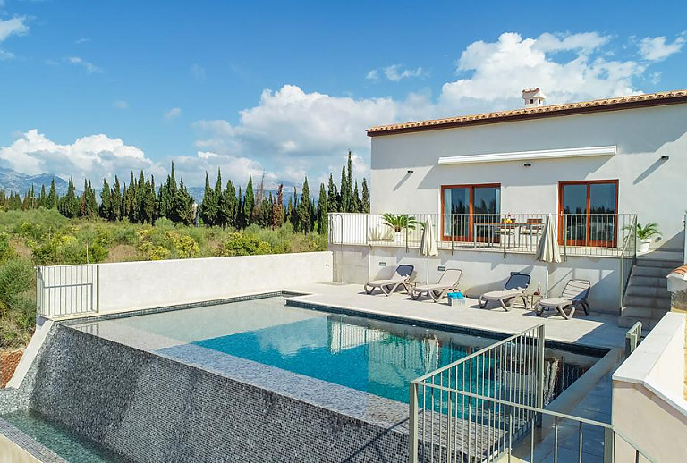 Finca mit Poolterrasse und Sonnenliegen