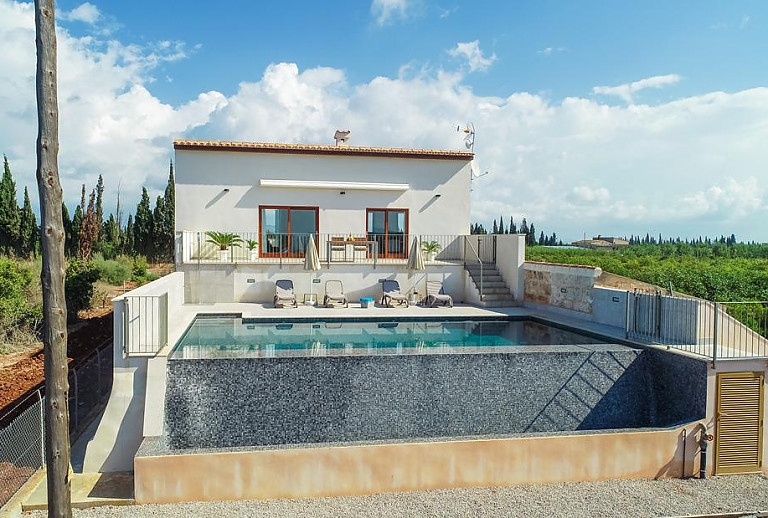 Terrasse mit Pool vor der Finca