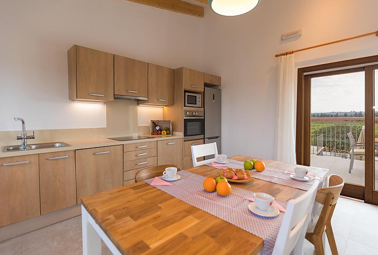 Küche mit Herd und Microwelle