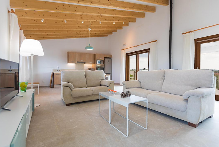 Wohnzimmer mit Fernseher und Couch