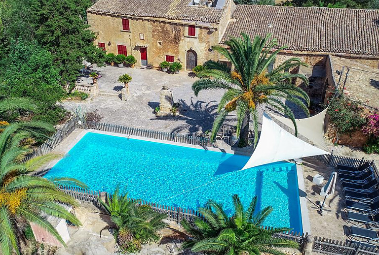 Luftaufnahme des Grundstücks und des Poolbereichs vor der Finca