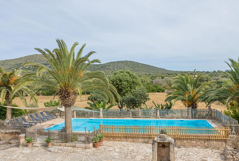 Pool mit Kindersicherung vor der Finca