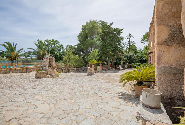 Hof mit Gartenmöbeln vor der Finca