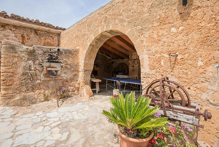 Pizzaofen und Tischtennisplatte im Außenbereich