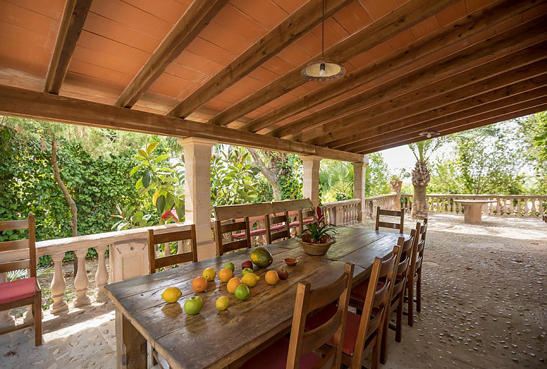 Terrasse mit Vordach und Esstisch