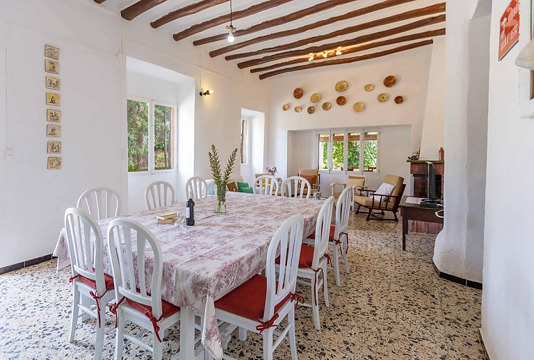 Esstisch und Stühle vor dem Kamin