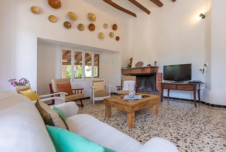 Sitzecke vor dem Kamin mit Fernseher