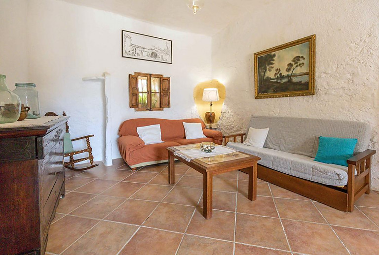 Wohnzimmer mit Kommode und Couch