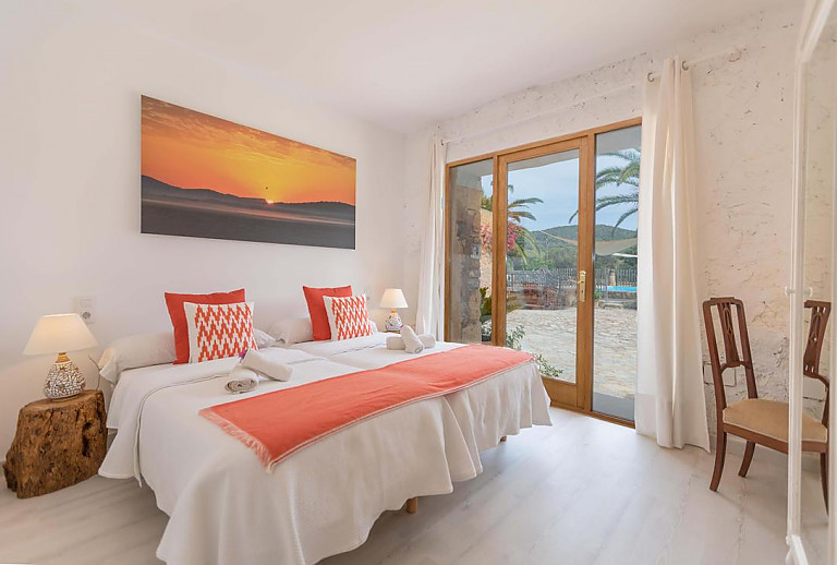 Schlafzimmer mit Einzelbetten und Terrassenzugang