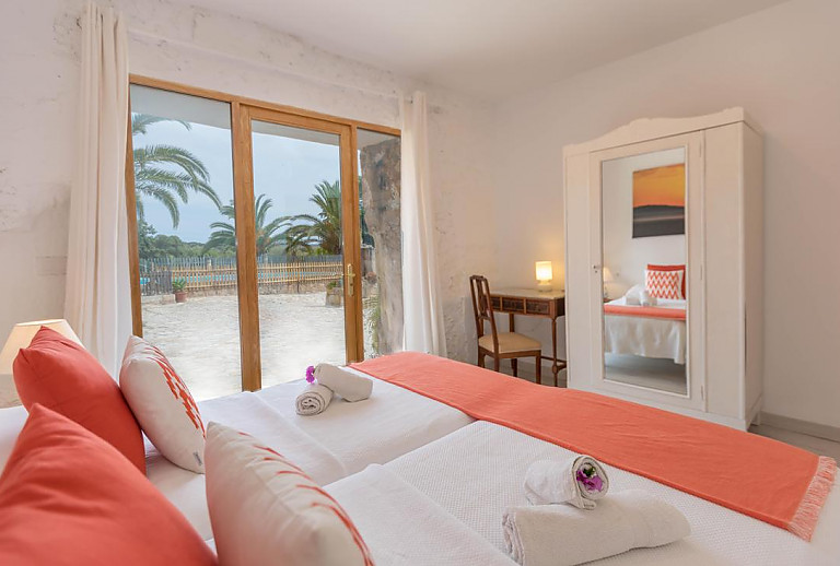 Schlafzimmer mit Einzelbetten und Kleiderschrank