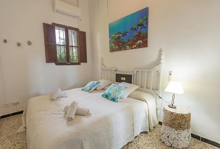 Schlafzimmer mit Doppelbett und Wandbild