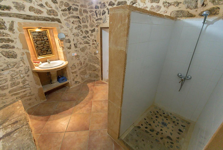 Badezimmer mit Dusche und Waschbecken