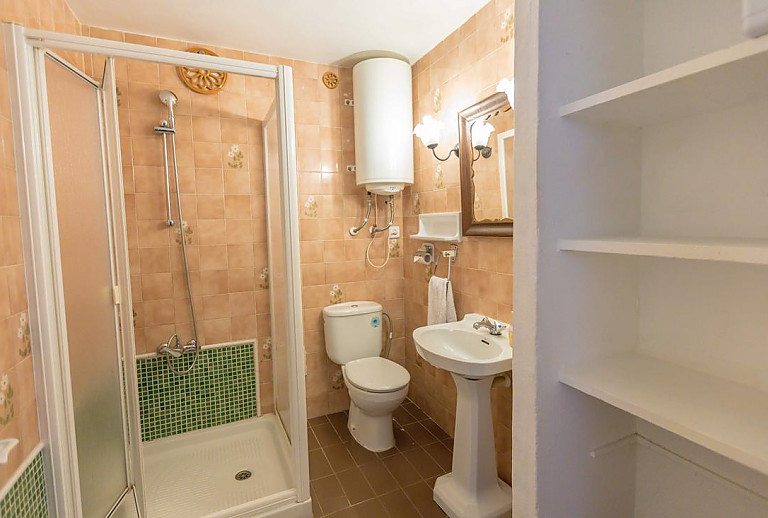 Dusche und WC im Badezimmer