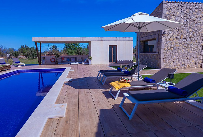 Sonnenliegen und Sonnenschirm auf der Terrasse