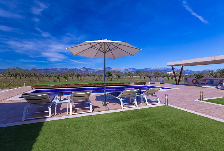 Rasenfläche am Pool vor der Finca