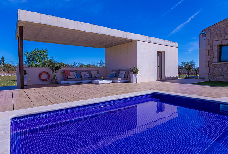 Terrasse mit Vordach und Sitzmöbeln