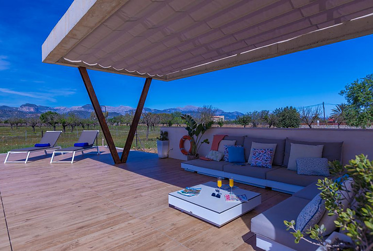 Sitzecke auf der Poolterrasse mit Dach