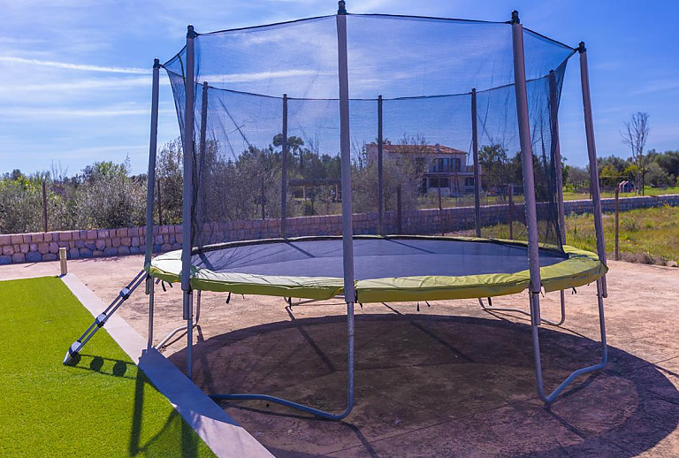 Trampolin im Garten der Finca