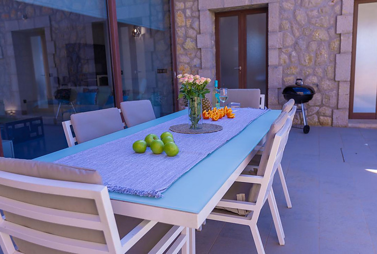 Terrasse mit Grill und Esstisch