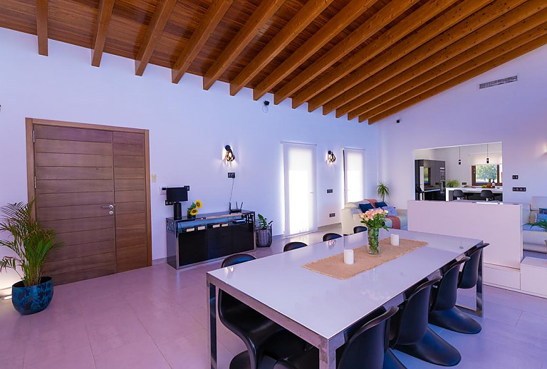 Wohnzimmer mit Esstisch und Stühlen 