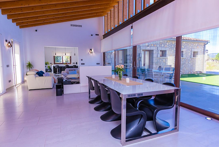 Essbereich mit Tisch und Stühlen